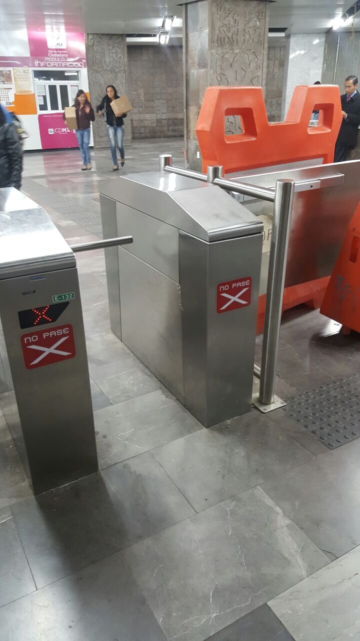 Torniquetes de control de acceso en acero inoxidable en estación de Metro