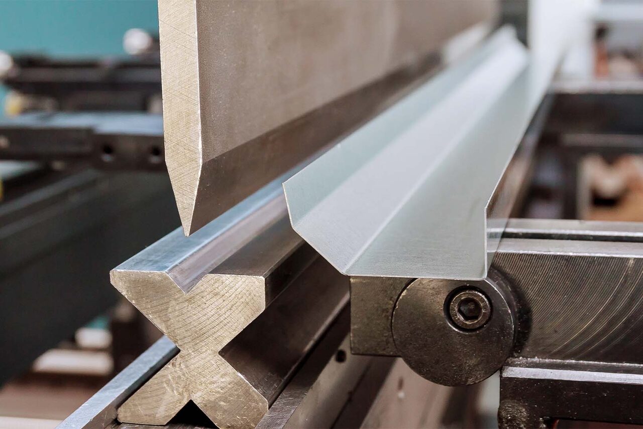 Dobladora CNC dando forma a una pieza de acero
