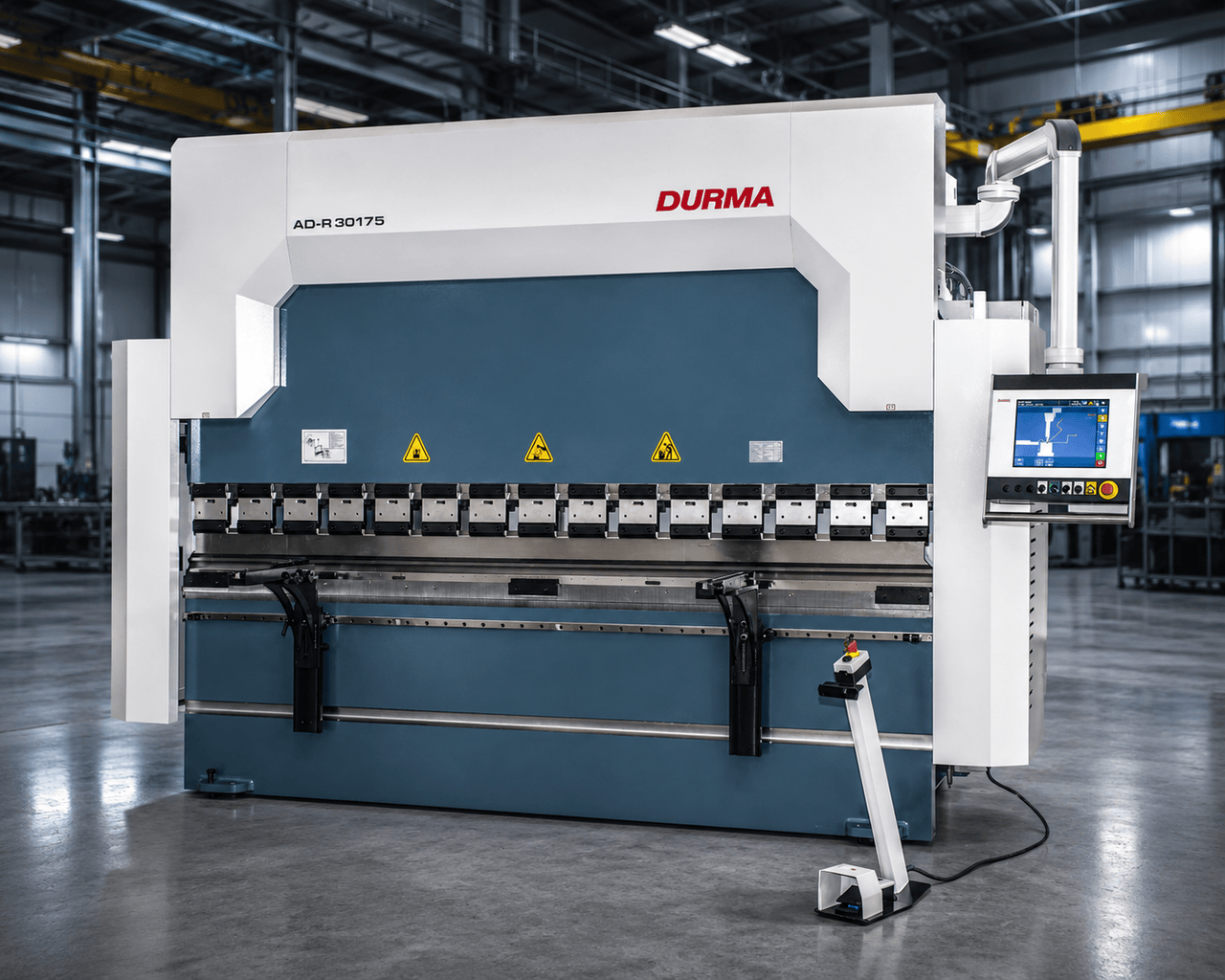 Dobladora CNC dando forma a una pieza de acero